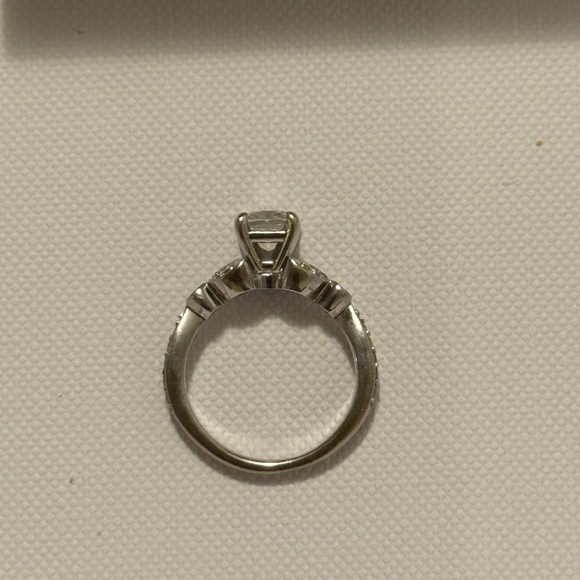 Elegant Silver cushion cut diamond engagement ring - Picture 3 of 10